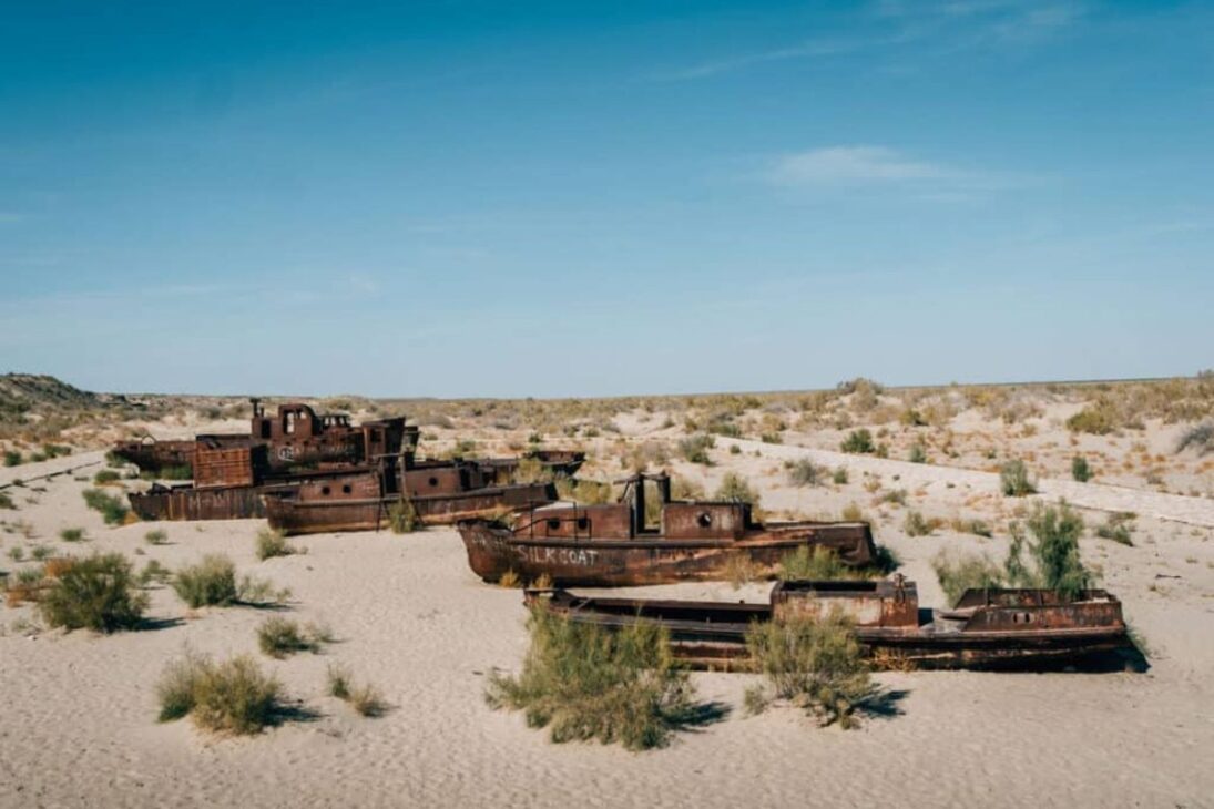 El mar de Aral, que ya fue el cuarto lago más grande del mundo y hoy es un cementerio de barcos oxidados en la arena