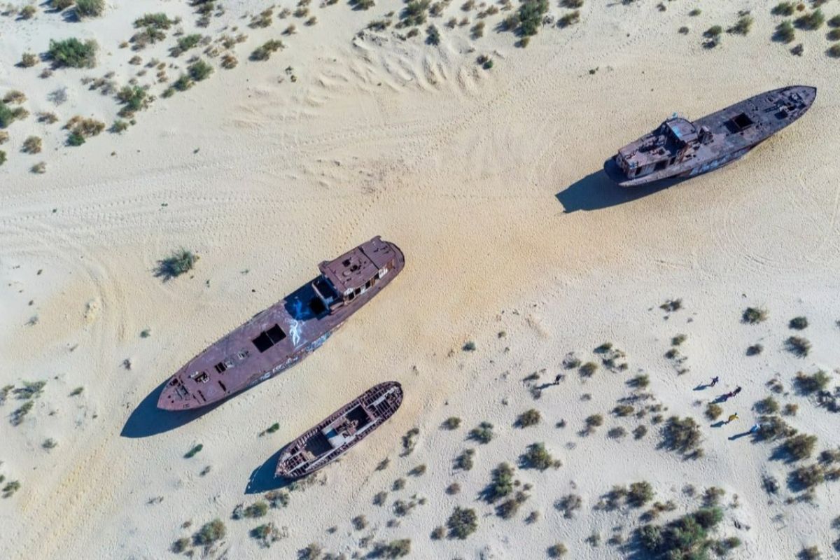 A tragédia do mar que virou deserto e se tornou um cemitério de navios enferrujados