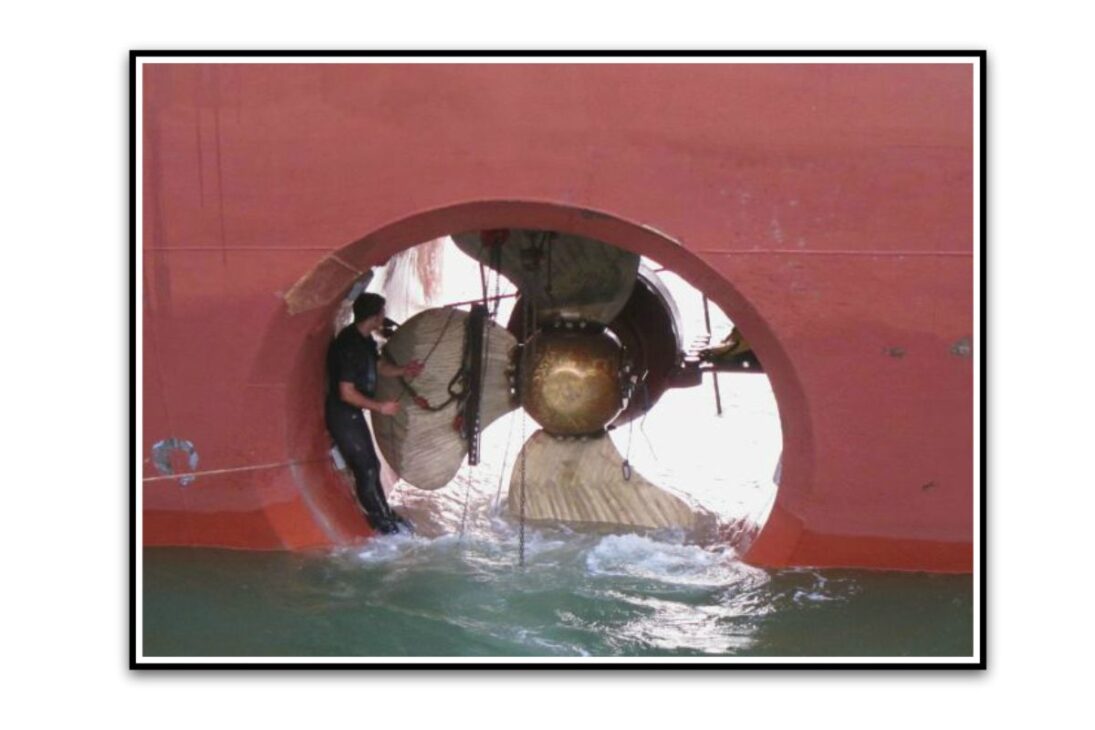 El motor de maniobra de un barco es una hélice que se encuentra en un túnel en la proa del barco para empujarlo lateralmente y acercarse al muelle sin remolcador
