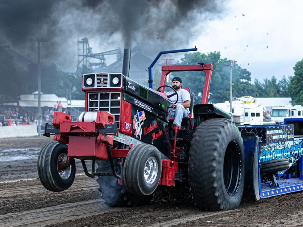 El motor diésel de un tractor de arrastre, que tiene 3 turbos, genera 5.000 cv y suelta una nube de humo negro que cubre la pista