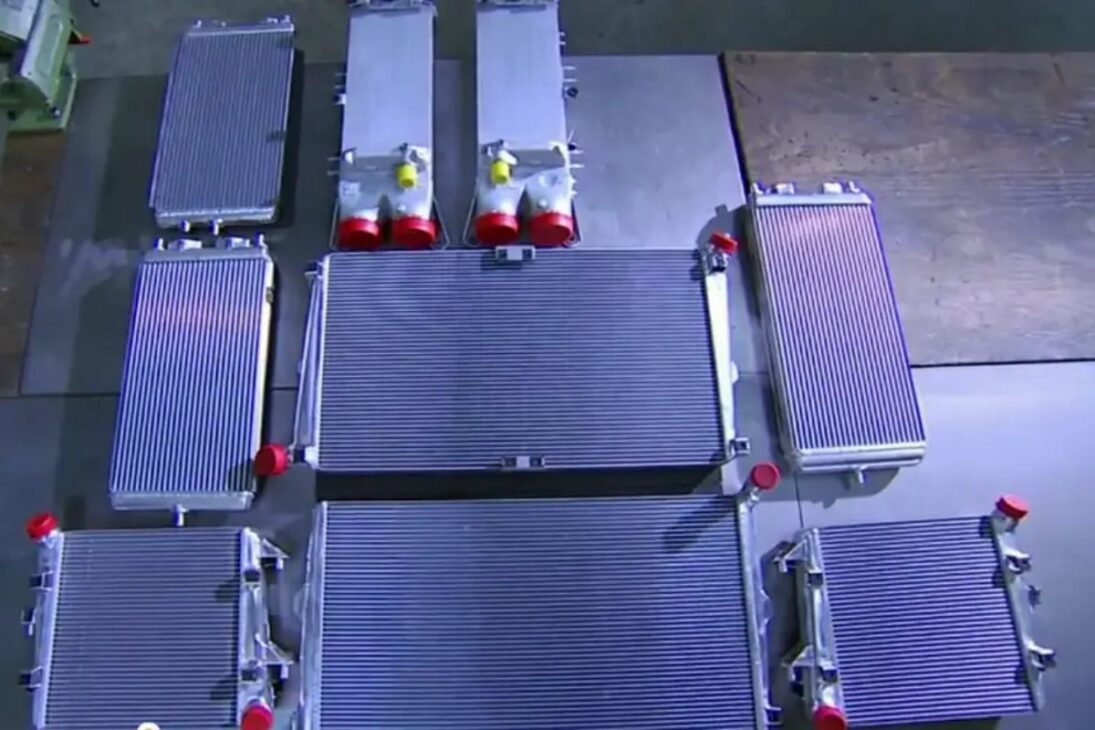 La solución de Bugatti fue crear un complejo sistema con 10 radiadores. Esta red no es un exagero, sino una necesidad física. Está compuesta por: