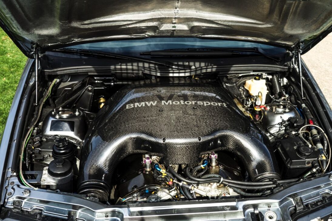 El motor del Dios de los Coches, el V12 atmosférico de 6.1 litros del McLaren F1, que tenía un compartimento bañado en oro para disipar el calor