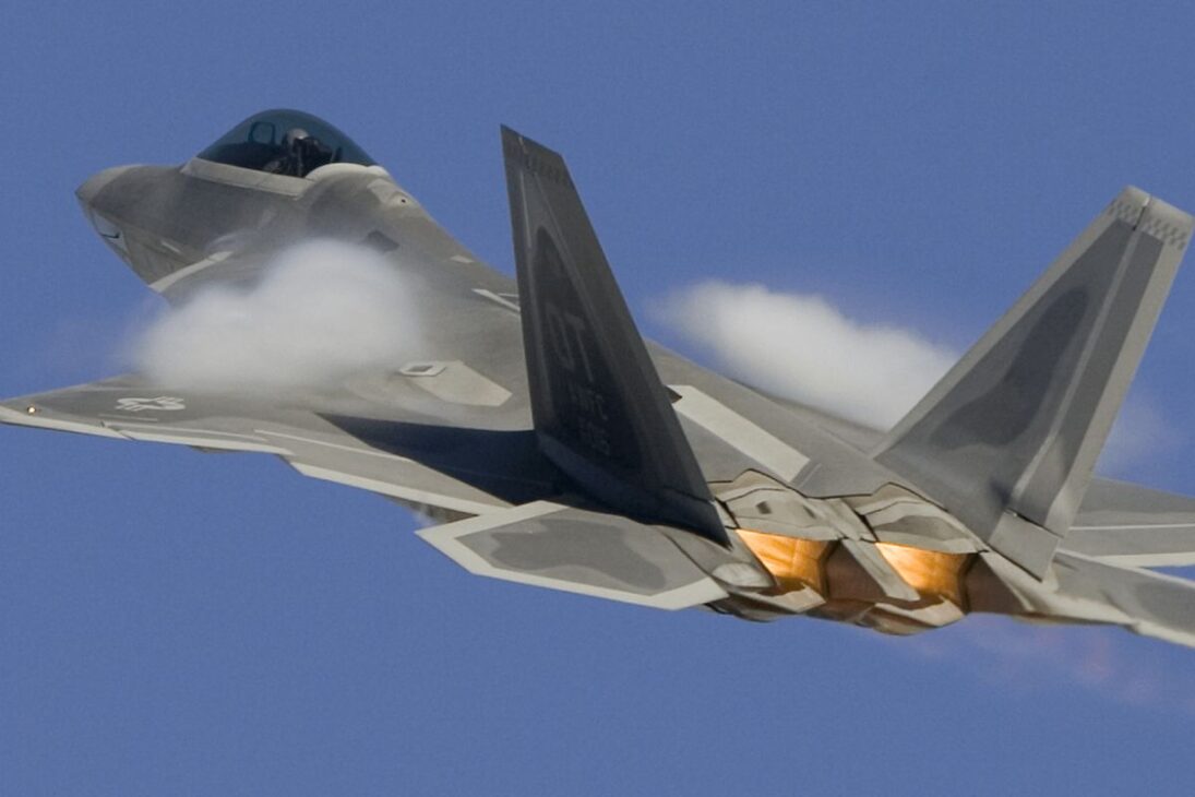El motor del caza F-22 Raptor, con 35,000 lbf de empuje y toberas vectoriales, que se mueven a 20 grados para permitir maniobras que desafían la gravedad
