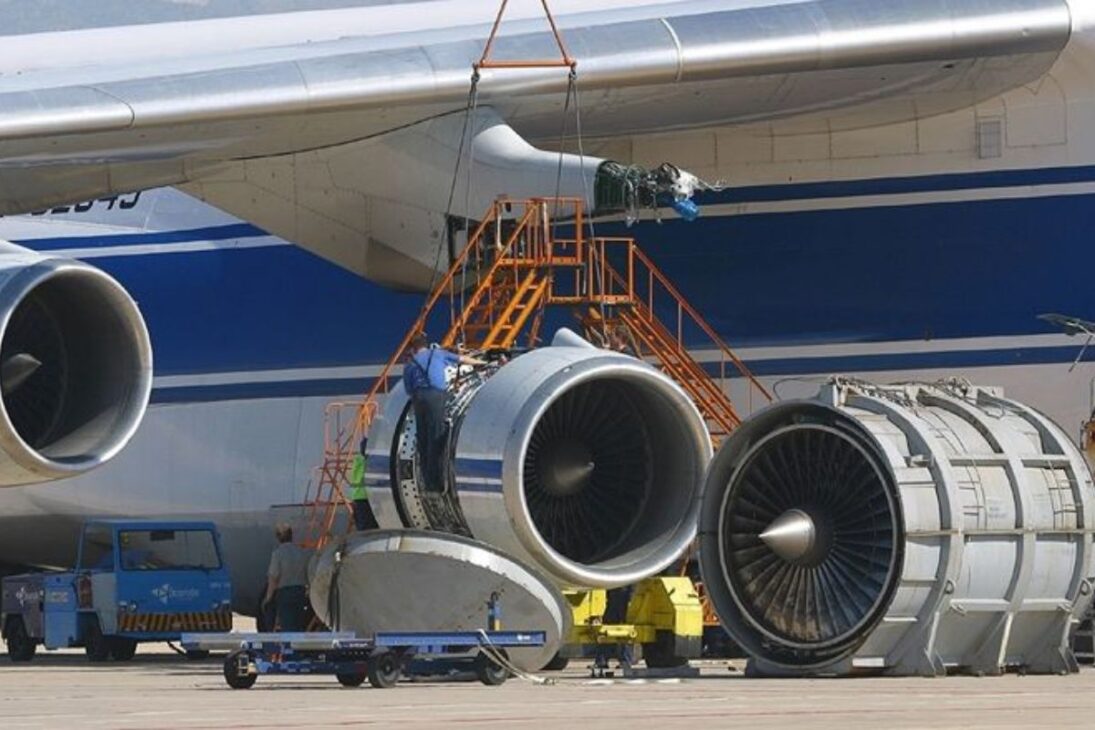 El Antonov An-225 Mriya fue una leyenda de los cielos. Incluso tras su trágica destrucción en febrero de 2022, el mayor avión jamás construido sigue fascinando a los entusiastas de la aviación. Famoso por sus dimensiones colosales, el motor del mayor avión de carga del mundo tenía un consumo impresionante, que llegaba a 15 toneladas de queroseno por hora de vuelo.