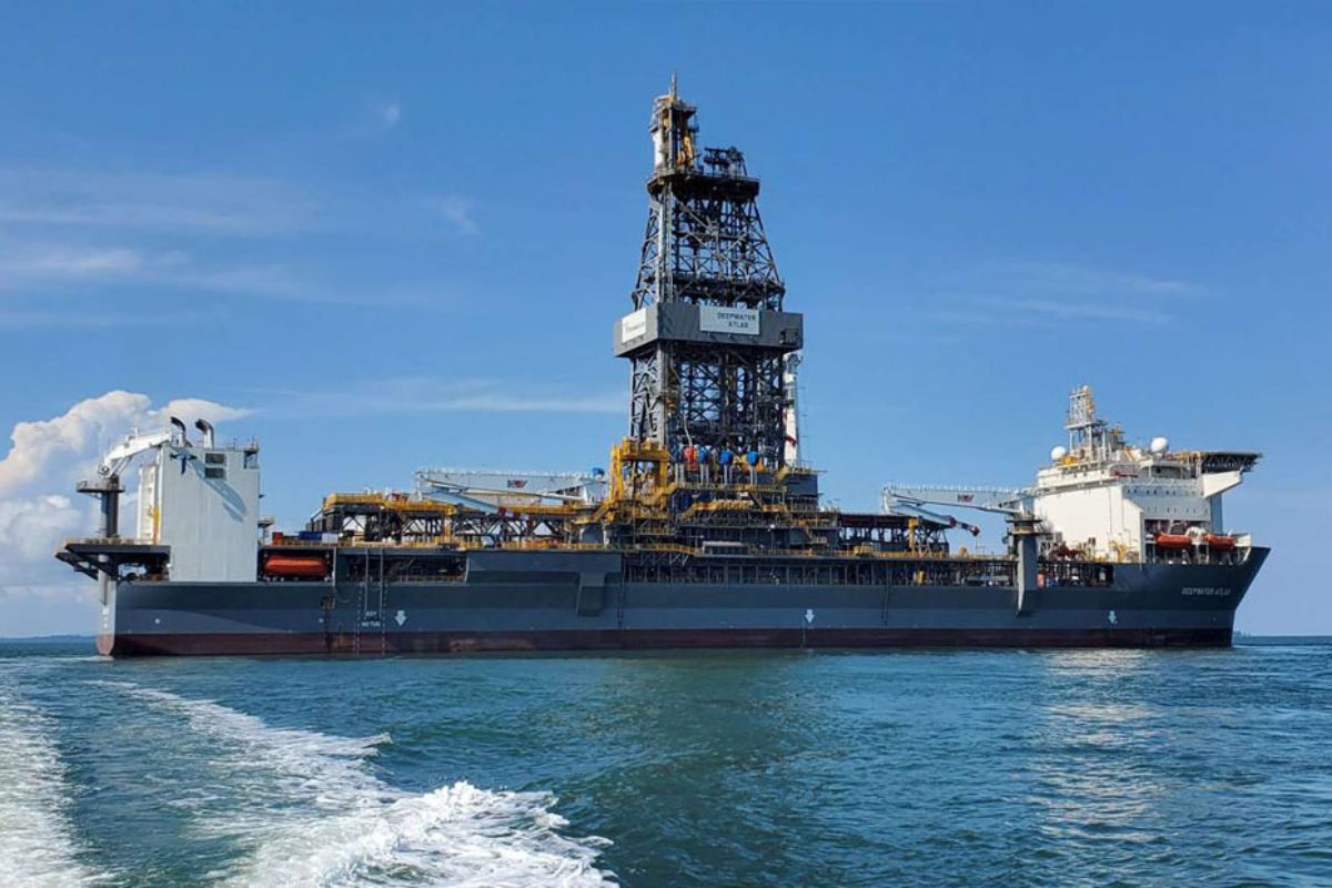 Plataforma de perfuração em águas profundas, também conhecida como navio-sonda. Essas estruturas são utilizadas para extrair petróleo e gás natural do fundo do mar em grandes profundidades, geralmente acima de 200 metros