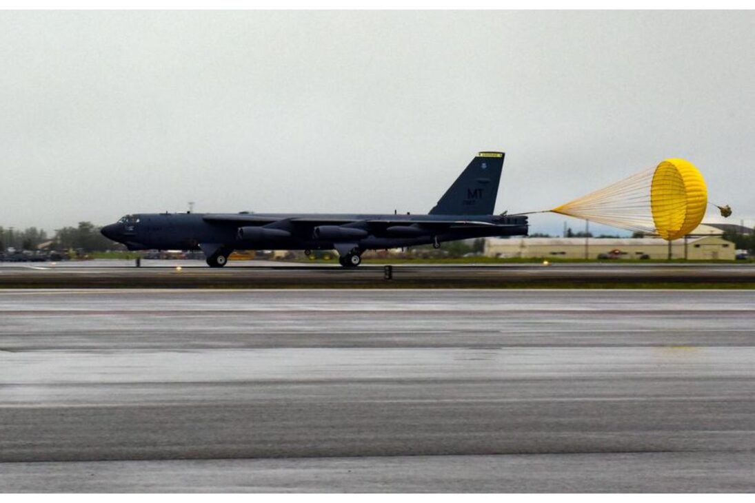 El paracaídas de un bombardero B-52, que tiene el tamaño de un campo de fútbol y es utilizado para ayudar a frenar la aeronave de 83 toneladas en el aterrizaje