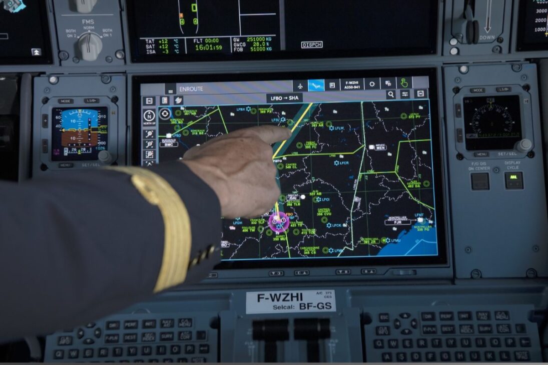 El piloto automático de un avión comercial, que realiza millones de micro-ajustes por segundo, siendo más preciso que cualquier piloto humano