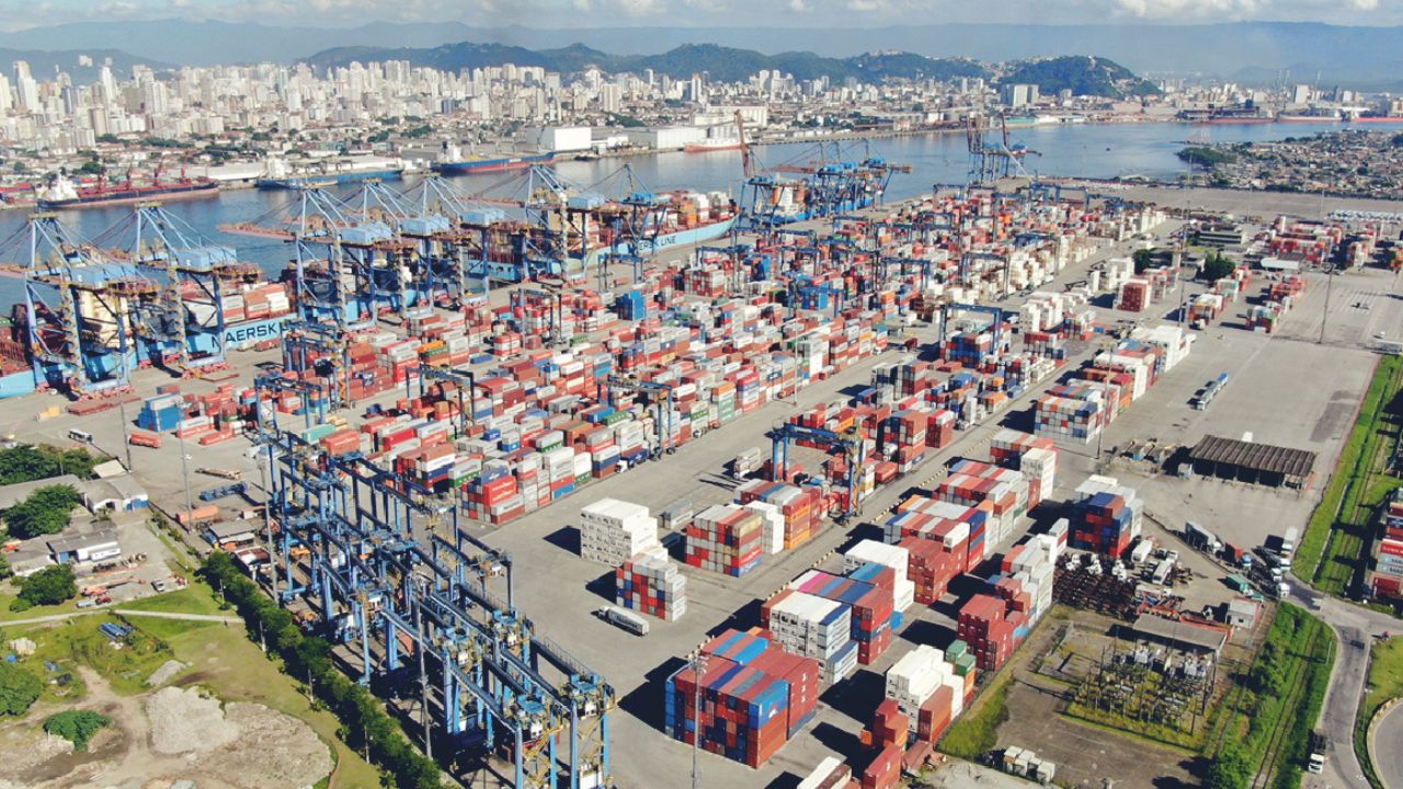 La infraestructura del Puerto de Santos es una compleja máquina de terminales, carreteras y ferrocarriles que conecta la producción brasileña con el comercio global. Imagen: Puerto de Santos.