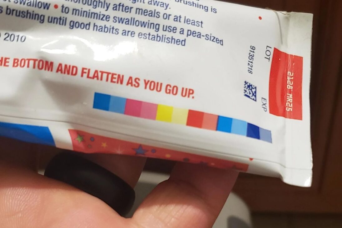 Un mito antiguo, pero persistente, volvió a circular con fuerza en las redes sociales, generando curiosidad y preocupación en los consumidores. Se trata de la teoría de que los pequeños cuadrados de colores en la base de todo envase de pasta de dientes funcionan como un código secreto, revelando si sus ingredientes son "naturales" o "químicos".