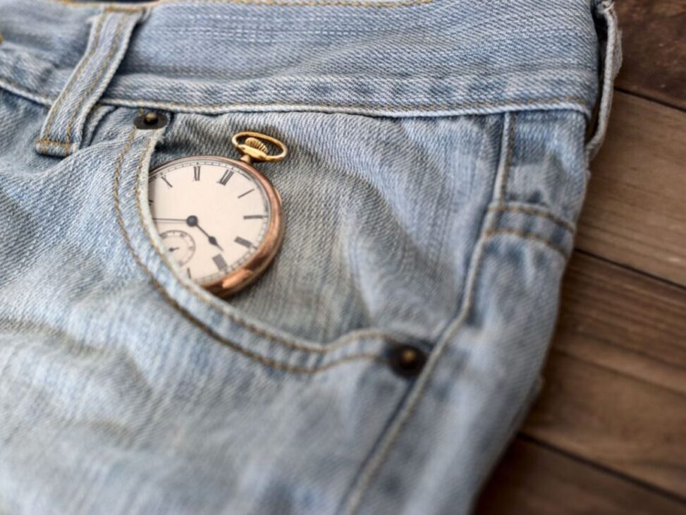 El quinto bolsillo pequeño del pantalón vaquero no fue hecho para monedas, sino para guardar el reloj de bolsillo de los vaqueros