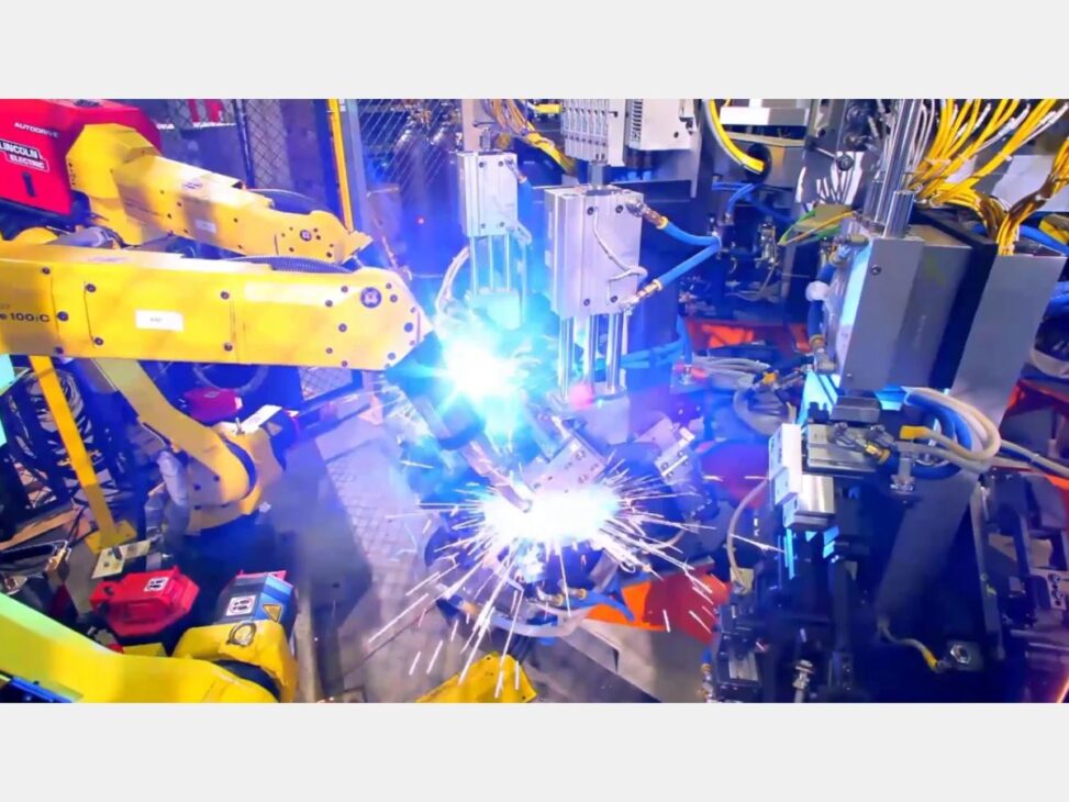 El robot de una línea de montaje de coches, que realiza 2.000 puntos de soldadura por carrocería con una precisión de 0,1 milímetro, 24 horas al día