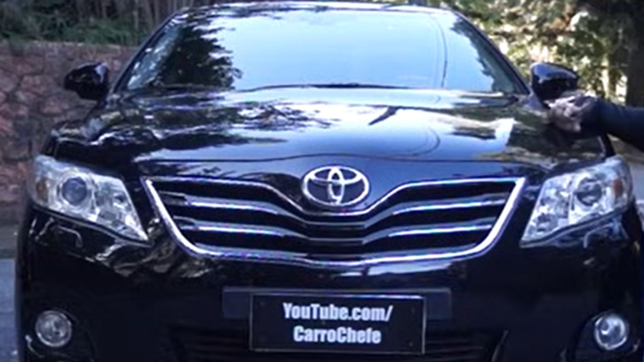 El diseño del Toyota Camry es intencionalmente sobrio, conservador y discreto, lo que oculta su sorprendente rendimiento V6 y es la principal razón por la cual ha sido olvidado por el mercado y se ha convertido en una oportunidad secreta hoy.
