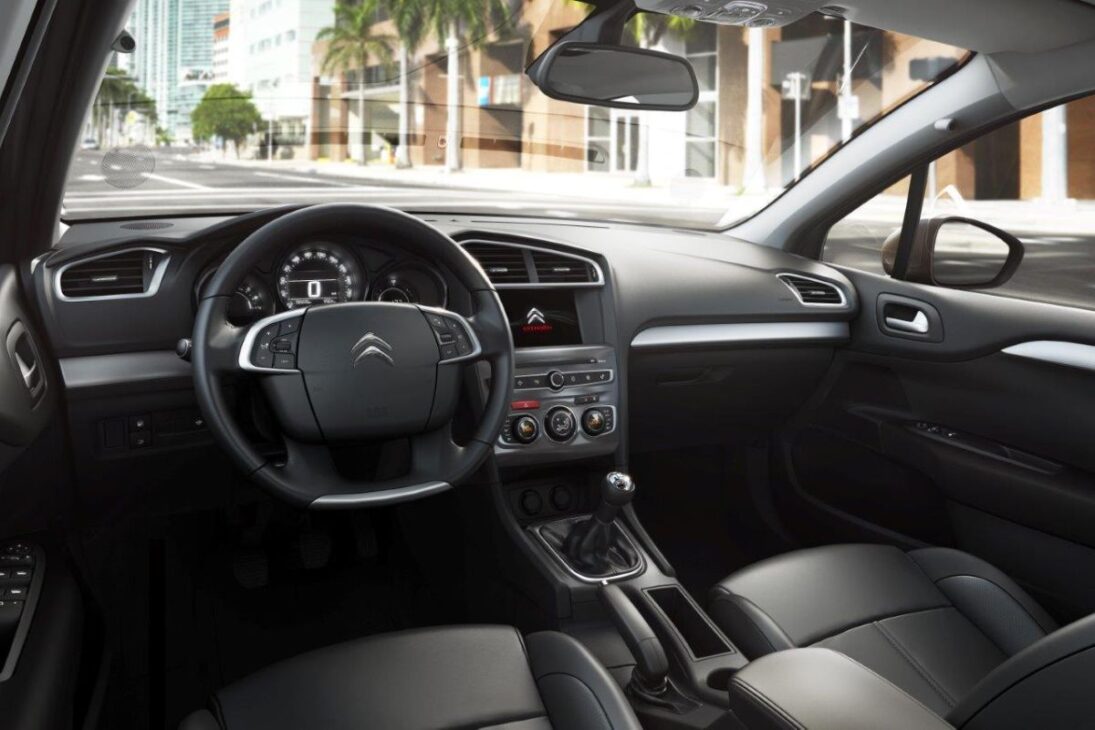 El mercado de coches usados en Brasil presenta dilemas intrigantes, y pocos son tan atractivos como el Citroën C4 Lounge THP 2017. Por el precio de un compacto popular nuevo, alrededor de R$ 65 mil, es posible llevar a casa este sedán francés con motor turbo de BMW, que ofrece desempeño, espacio y acabado de un segmento superior.