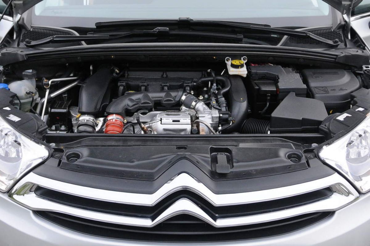 Sedan francês com motor turbo da BMW por R$ 65 mil: oportunidade ou dor de cabeça?