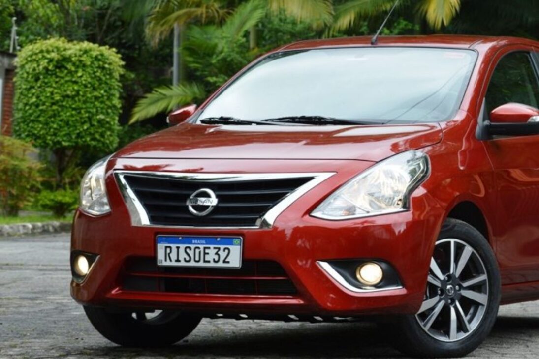 En el mercado de autos usados, un modelo en particular se convirtió en el preferido de los conductores de aplicaciones y de quienes buscan el máximo retorno por cada peso invertido: el Nissan V-Drive. Este sedan que salió de línea a finales de 2021 es, en realidad, la primera generación del Versa, que Nissan mantuvo en producción con un nuevo nombre y una misión clara: ser la herramienta de trabajo definitiva.