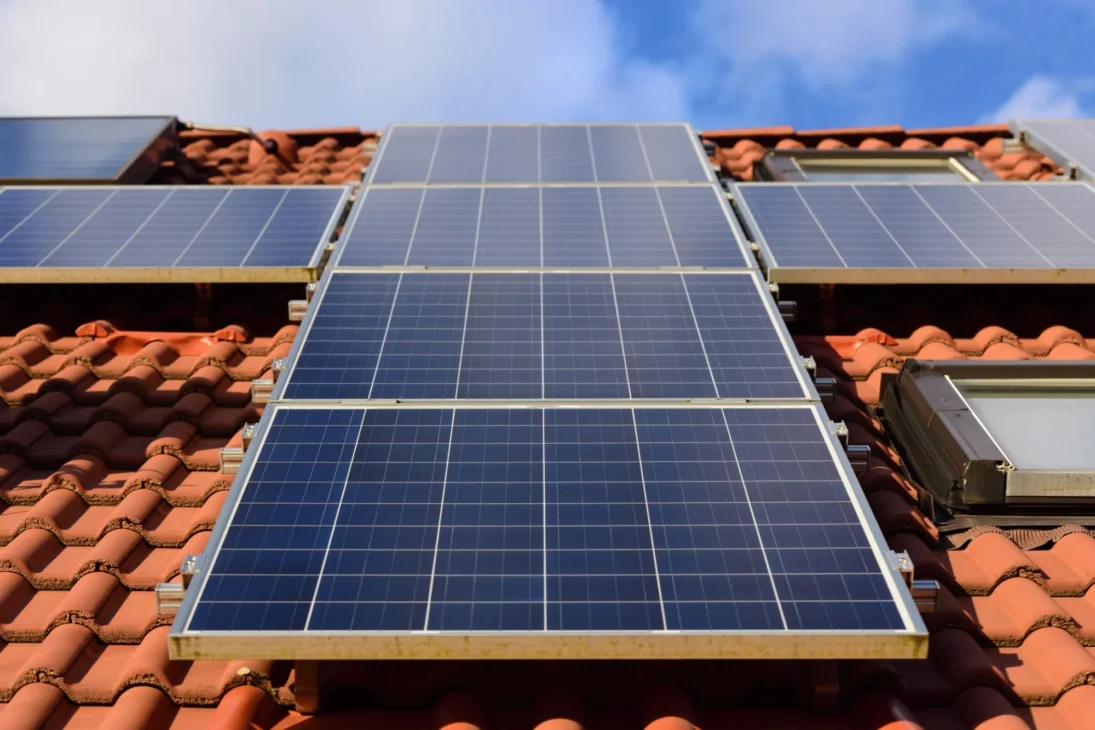 El sistema de placas solares para generar 500 kWh, con cerca de 11 paneles de 450Wp y generando la energía mensual para una residencia en Brasil