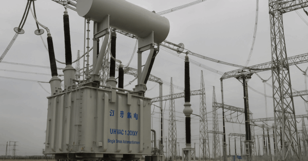 O transformador elétrico mais potente do mundo, que pesa 800 toneladas, tem a altura de um prédio de 5 andares e custa 10 milhões de dólares