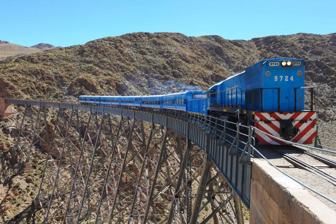 El tren a las nubes: la línea férrea que sube a 4.220 metros en la Cordillera de los Andes en viaductos espectaculares