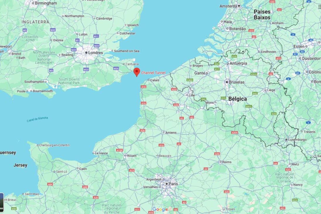 El Eurotúnel es una de las proezas más notables de la ingeniería del siglo XX. Inaugurado el 6 de mayo de 1994, este complejo de túneles bajo el Canal de la Mancha une el Reino Unido con Francia, transformando el transporte y el comercio en Europa. El túnel submarino más largo del mundo funciona como una arteria vital, operativa 24 horas al día, 365 días al año.