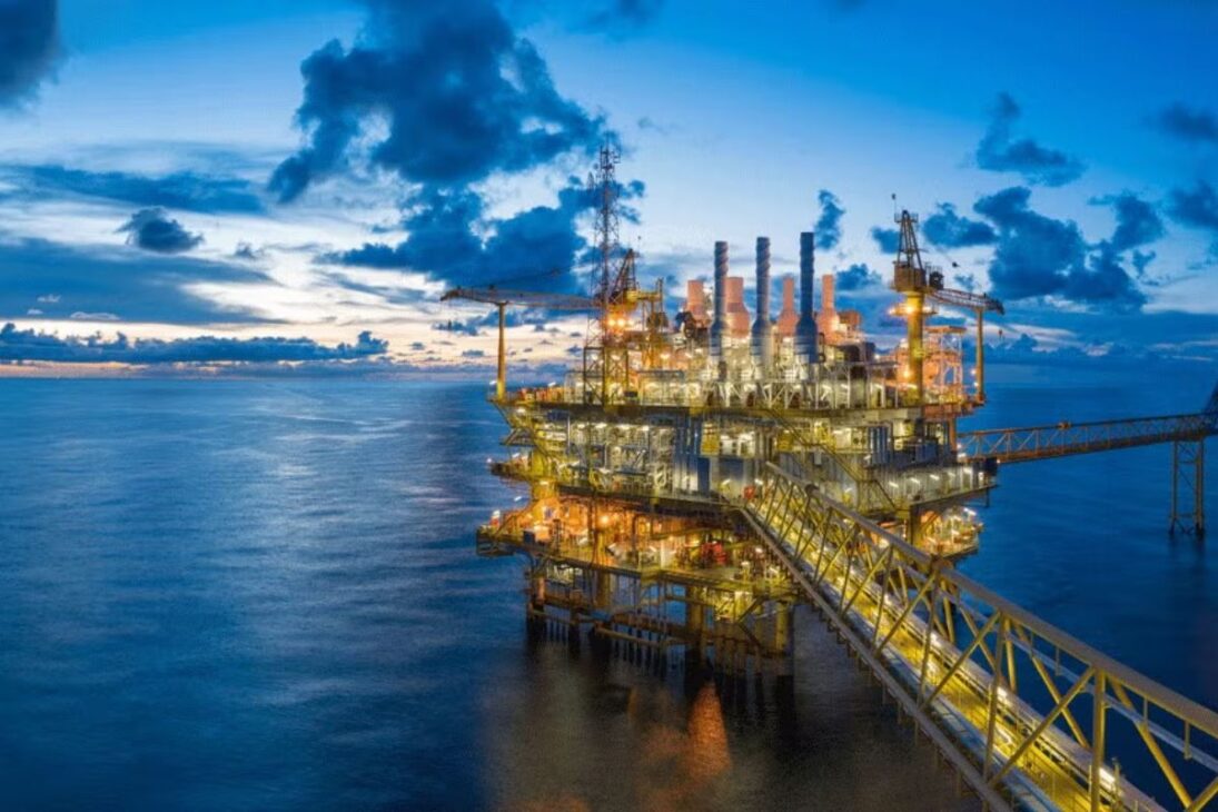 Los 37 mil millones de barriles de petróleo del campo de Safaniya, la mayor instalación offshore del mundo, que opera con cientos de plataformas interconectadas