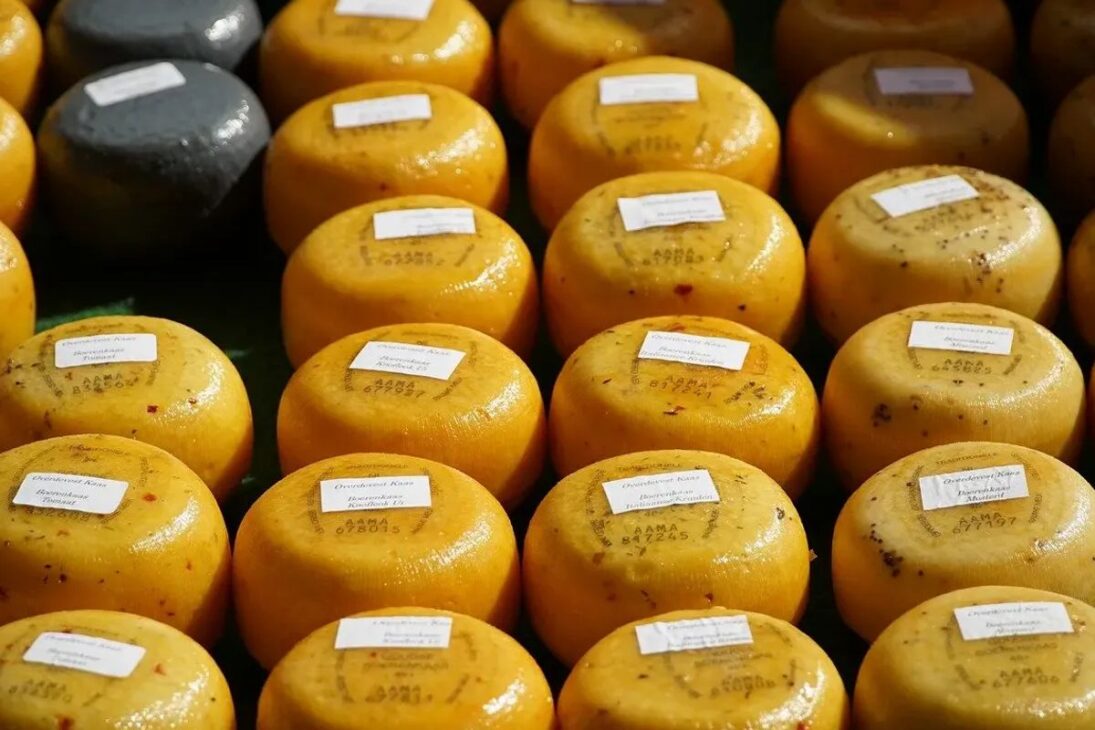 Los 600 millones de kilos de queso almacenados en minas subterráneas para estabilizar el mercado de lácteos