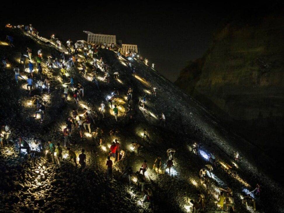 Myanmar es la principal fuente mundial de jadeíta de alta calidad, y la región de Hpakant es el epicentro de esta industria de alto riesgo. Allí, un ejército de trabajadores, conocidos como yemase, revisan montañas de residuos de minería en busca de fragmentos de piedras preciosas. Estos son los catadores de Jade.