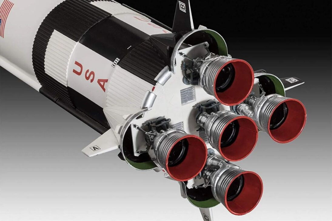 El regreso de la humanidad a la Luna está siendo impulsado por el cohete más potente jamás construido, el Space Launch System (SLS) de la NASA. En el corazón de esta máquina colosal, están los motores del cohete que prometen llevar a los astronautas de la misión Artemis II más allá de la órbita terrestre por primera vez desde 1972. Con un empuje impresionante de 8,8 millones de libras en el despegue, el SLS es una maravilla de la ingeniería.