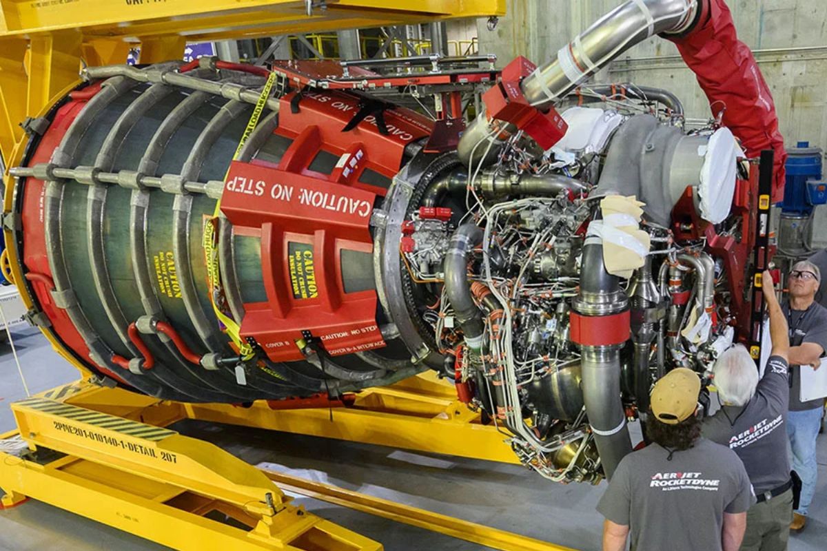 Os motores do foguete que vão levar o homem à Lua: 8,8 milhões de libras de empuxo, um consumo de 13 toneladas por segundo e um custo de US$ 4 bilhões por voo
