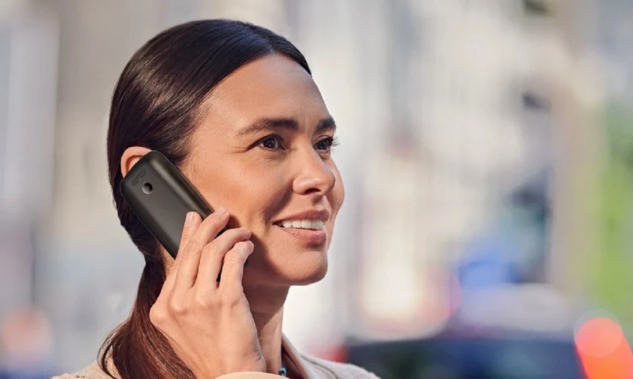 Panasonic apresenta aparelho 4G clássico que custa menos de R$ 400, com funções essenciais para quem cansou dos smartphones modernos