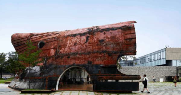Pavilhão feito com aço reciclado de navios de guerra custou uma fortuna — e agora abriga apenas uma cafeteria