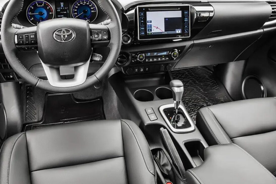 En noviembre de 2015, Toyota lanzó la octava generación de la Hilux en Brasil, ya como modelo 2016. El cambio fue radical. La pickup obtuvo un diseño más elegante, un interior más silencioso y una nueva familia de motores "Global Diesel" (GD), destacando el nuevo 2.8 turbodiésel de 177 cv.
