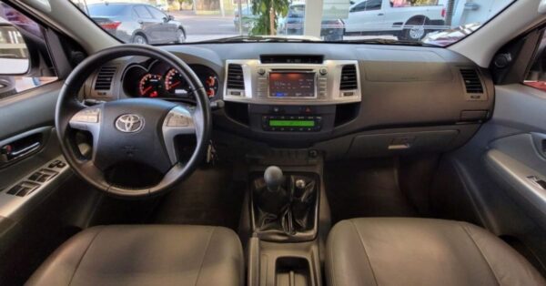 A Despedida do Câmbio Manual na Hilux Topo de Linha: Como a Versão SRV 2015 Virou um "Unicórnio" Cobiçado de R$ 145 Mil