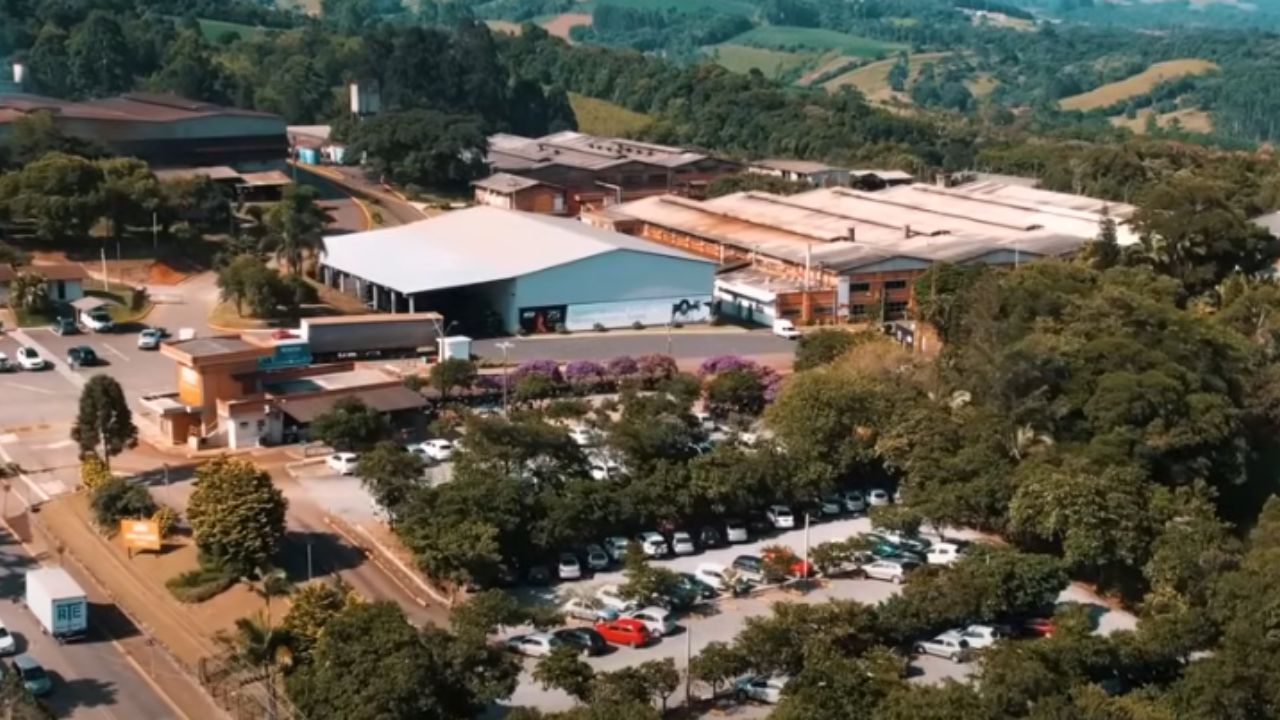 Rumo aos 80 anos, gigante da indústria automotiva de SC aposta em energia renovável e corta 36% de suas emissões totais