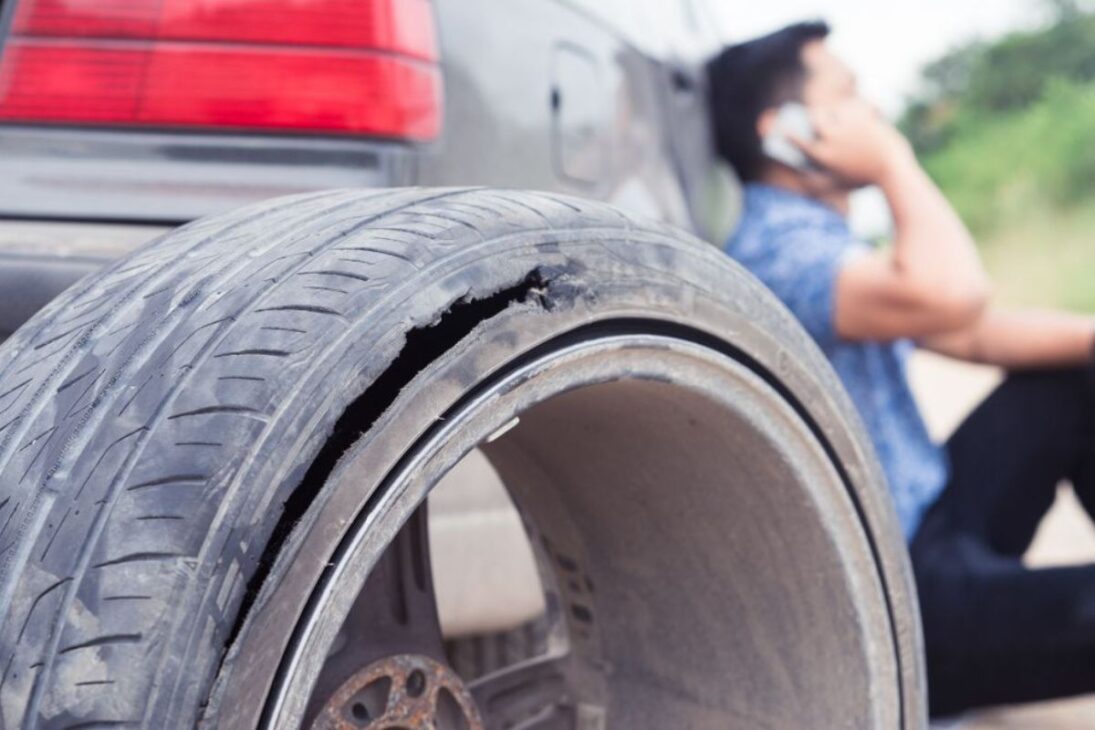 El principal miedo del consumidor es tener un neumático dañado por un bache en una carretera remota, de noche y sin señal de celular. En esos casos, el kit de reparación no funciona, y el conductor queda completamente dependiente de una grúa, cambiando un inconveniente de 30 minutos por horas de espera en una situación de riesgo. La eliminación del estepe transfiere la autosuficiencia del conductor a una dependencia de terceros, generando una fuerte sensación de inseguridad.