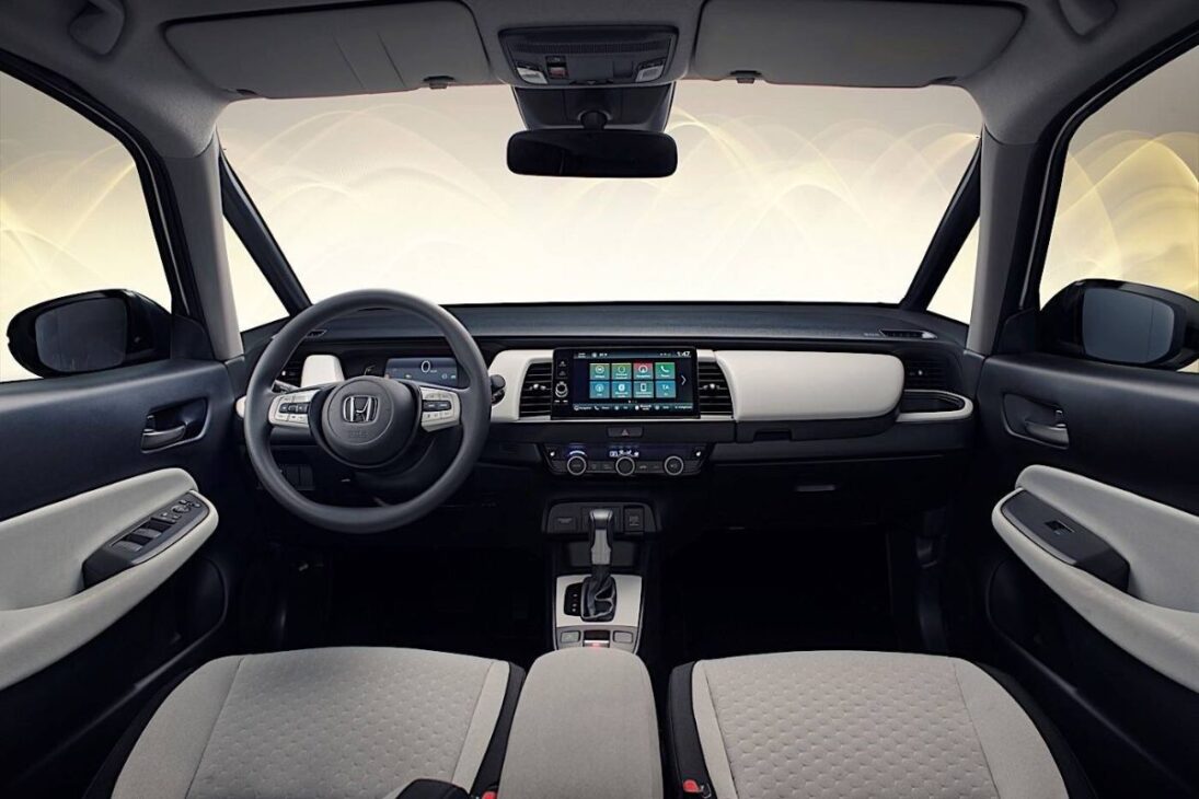 Al final de 2021, el mercado automotriz brasileño se despidió de un ícono. El Honda Fit tuvo su producción nacional cerrada, dejando atrás una legión de fanáticos y un sentimiento de nostalgia. El coche, que siempre fue un éxito de ventas, se convirtió en un verdadero "huérfano codiciado", un vehículo que, incluso años después, sigue siendo uno de los más buscados y valorados en el mercado de seminuevos.