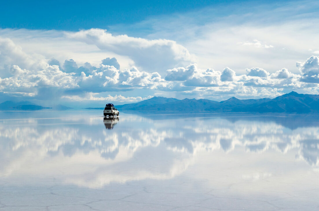 Salar de Uyuni el mayor desierto de sal del mundo y su espectacular efecto espejo en Bolivia