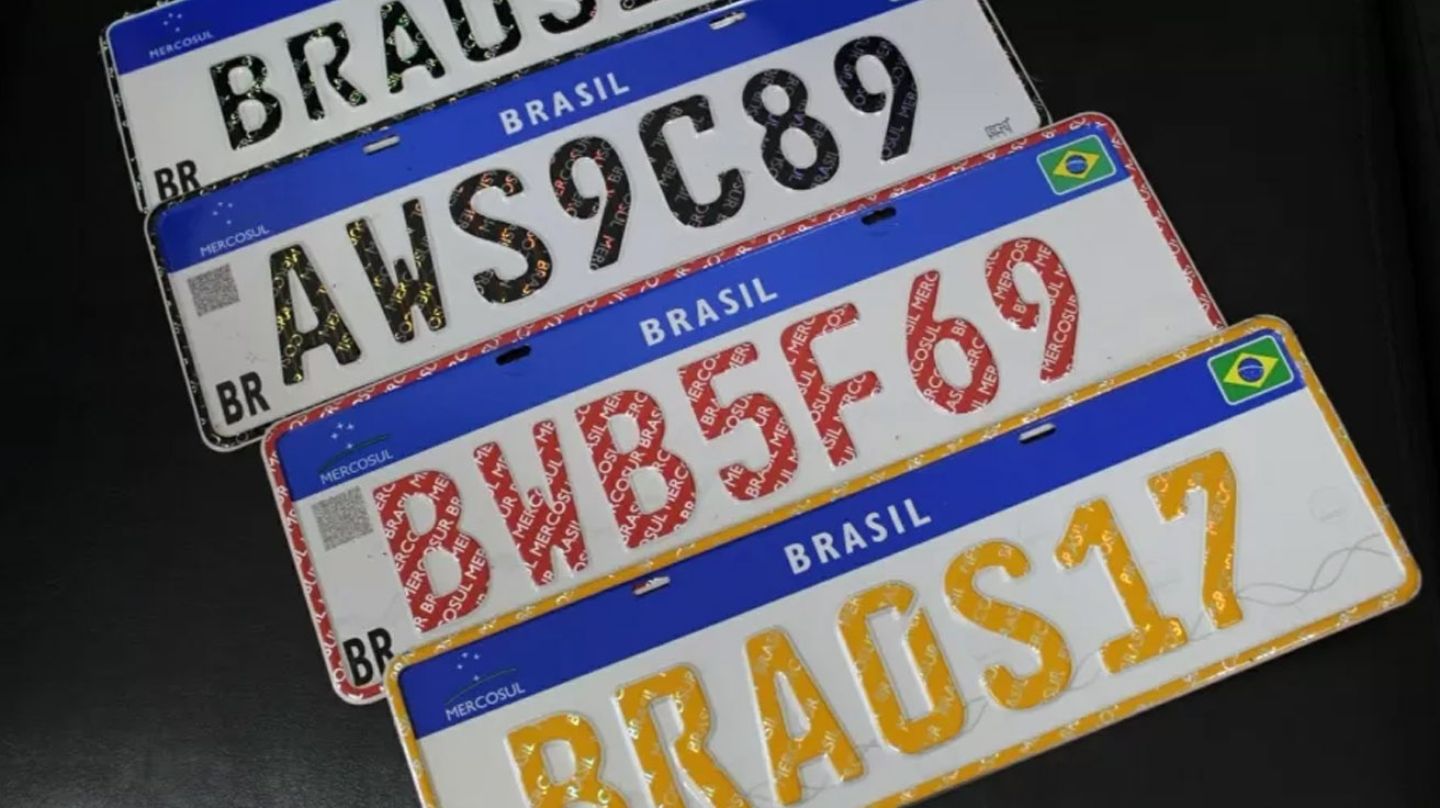 Carros com placa dourada chamam atenção e causam dúvidas: o que realmente podem ou não fazer no trânsito? O que mudou na lei em 2025?