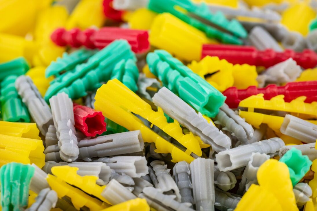 Invenciones Discretas, Impactos Gigantescos: La Bucha de Fijación – Cómo un Trozo de Plástico Salvó Paredes en el Mundo Entero