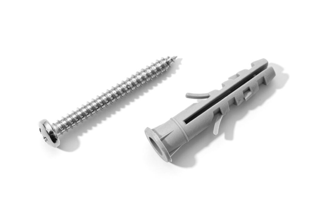 Invenciones Discretas, Impactos Gigantescos: La Bucha de Fijación – Cómo un Trozo de Plástico Salvó Paredes en el Mundo Entero