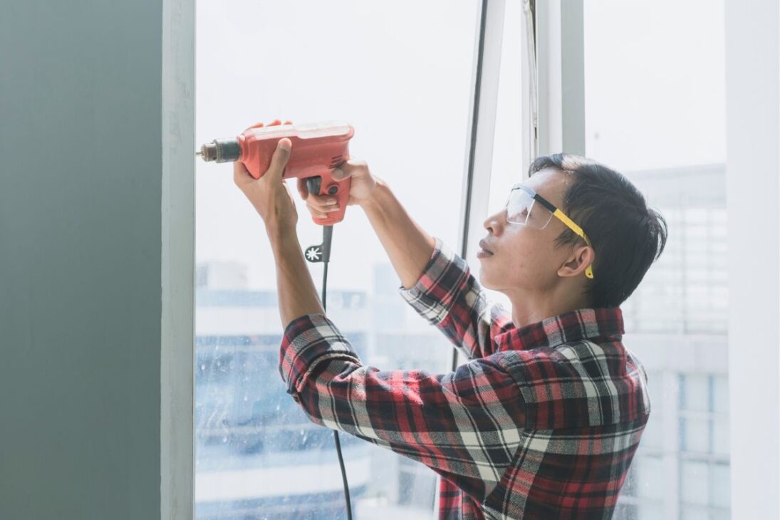 Invenciones Discretas, Impactos Gigantescos: La Bucha de Fijación – Cómo un Trozo de Plástico Salvó Paredes en el Mundo Entero