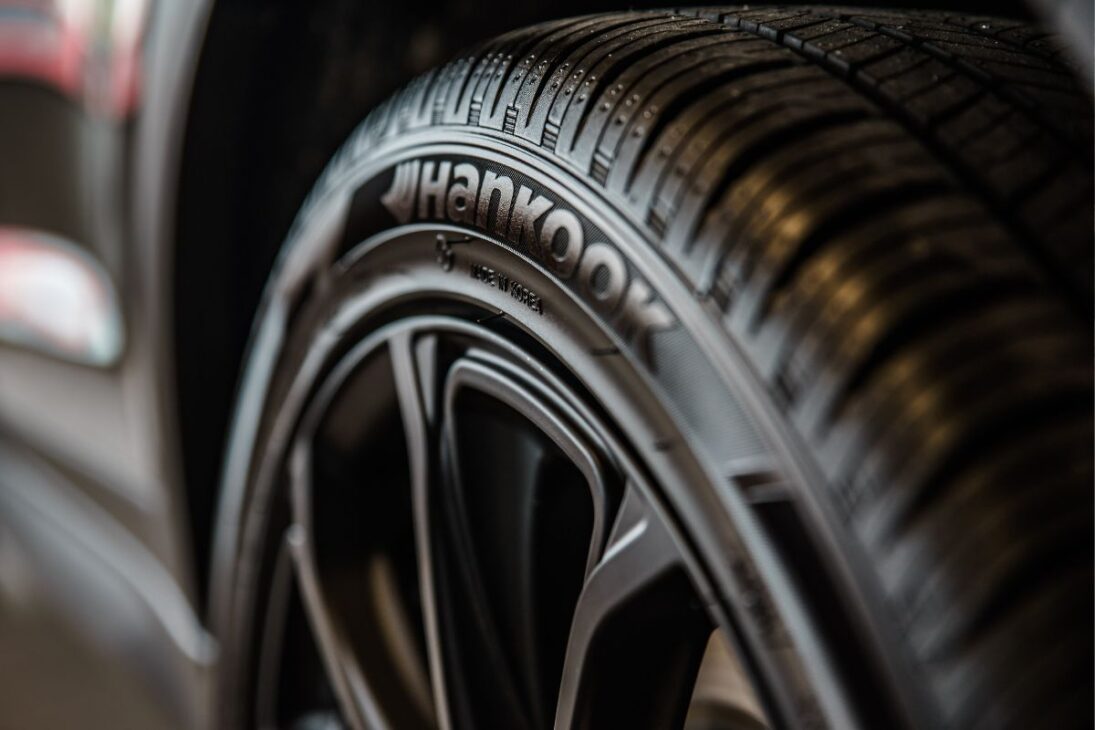 Neumático moderno de la marca Hankook con detalles del diseño de la banda de rodadura, simbolizando tecnología, adherencia y seguridad automotriz.