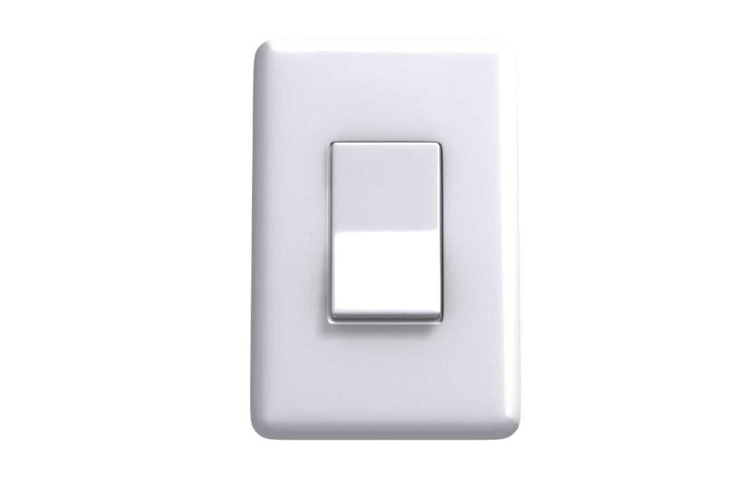 Interruptor de luz blanco moderno con una tecla rectangular central en un fondo blanco puro.