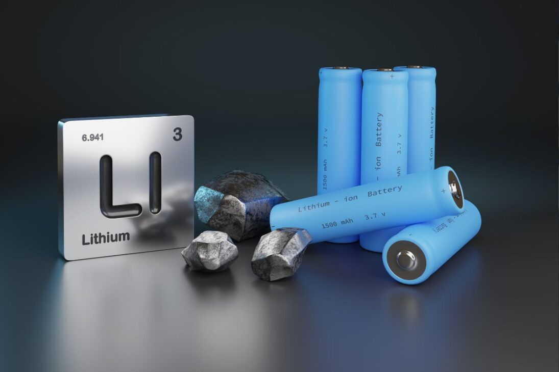 Bloque de litio (Li) de la tabla periódica con rocas de litio y células cilíndricas de batería de íon de litio.