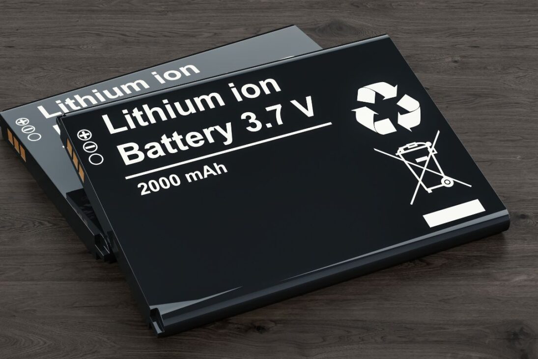Dos baterías planas de ion de litio negras de 3.7V y 2000 mAh, con símbolos de reciclaje y desecho.