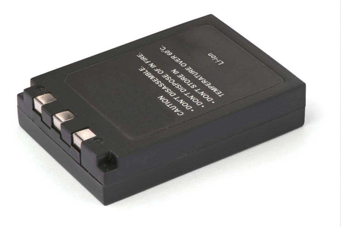 Batería de ion de litio negra compacta con avisos de seguridad en inglés.