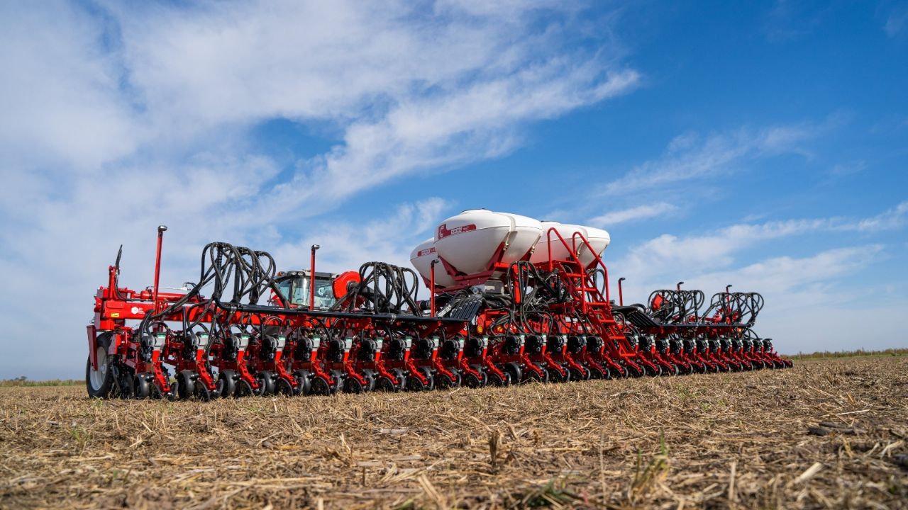A semeadora Plantor da Crucianelli ganha espaço no mercado brasileiro com soluções de mobilidade, alta precisão e eficiência operacional no campo. Saiba mais.