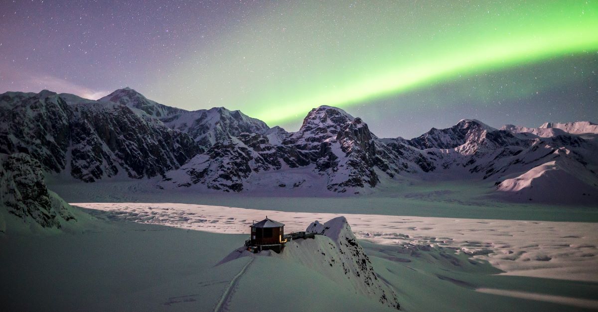 Sin Carretera, Sin Internet Y Rodeado De Hielo: El Hotel Más Aislado Del Mundo Que Solo Se Puede Acceder Por Helicóptero Y Cobra Hasta R$ 150 Mil Por Noche En La Cima De Las Montañas De Alaska