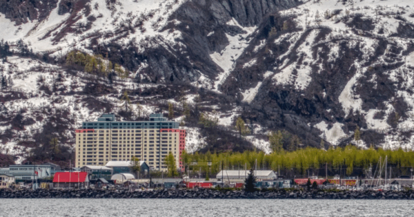 Só nesta cidade do planeta quase todos vivem e trabalham sob o mesmo teto: bem-vindo a Whittier, Alasca