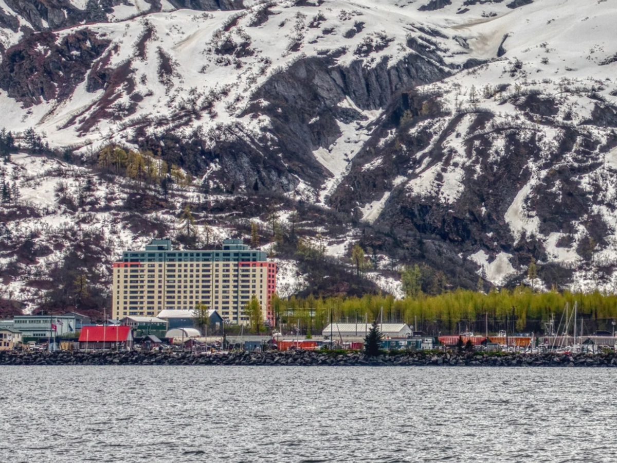 Só nesta cidade do planeta quase todos vivem e trabalham sob o mesmo teto: bem-vindo a Whittier, Alasca