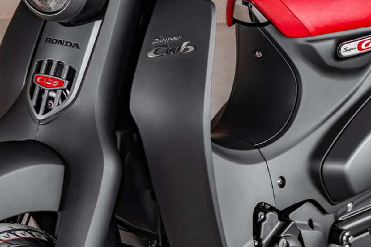 Entenda a detalhes a Honda Super Cub. Exploraremos sua história como Honda mais vendida do mundo, sua notável economia de combustível, as especificações técnicas de sua versão moderna e seu posicionamento único no mercado global.